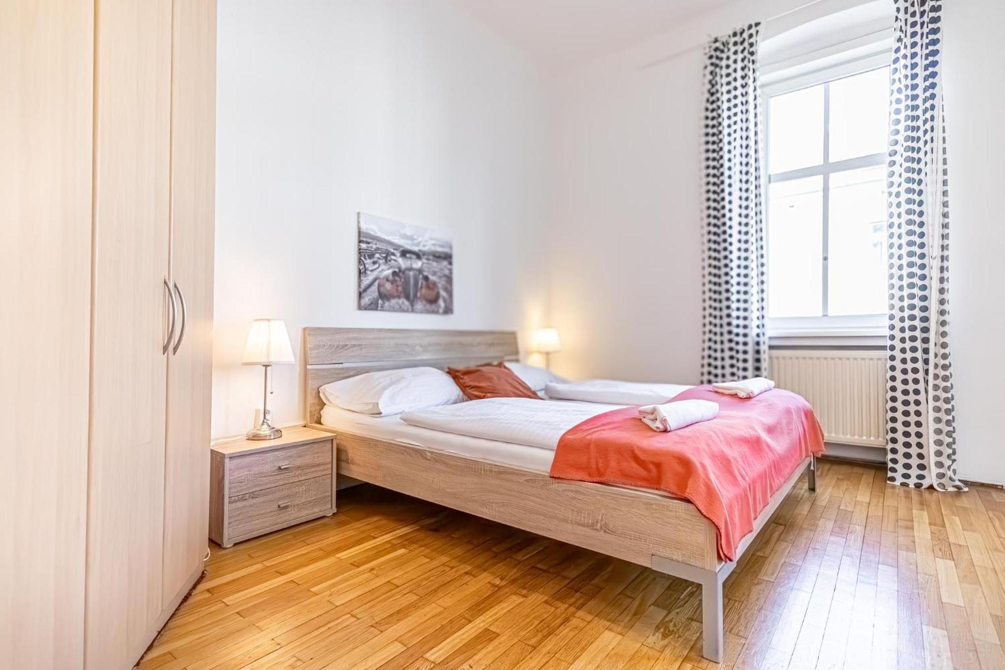Simple Near Wiener Stadthalle Apartment *