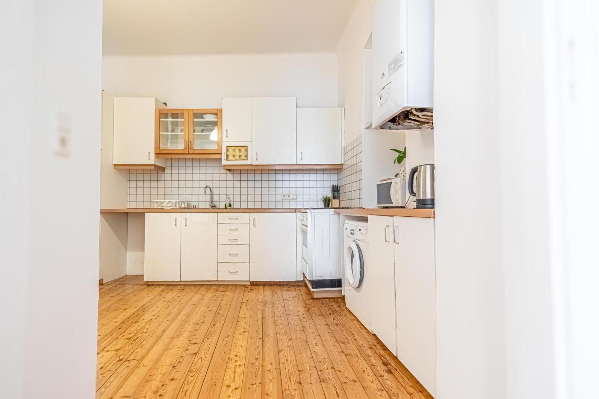 Simple Near Wiener Stadthalle Apartment Wien